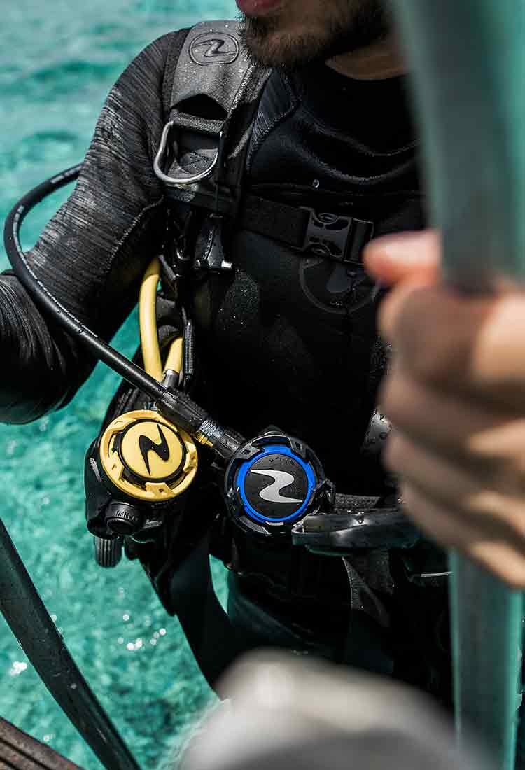 scuba diver with 2023 aqua lung helix regulators and full aqua lung dive gear setup